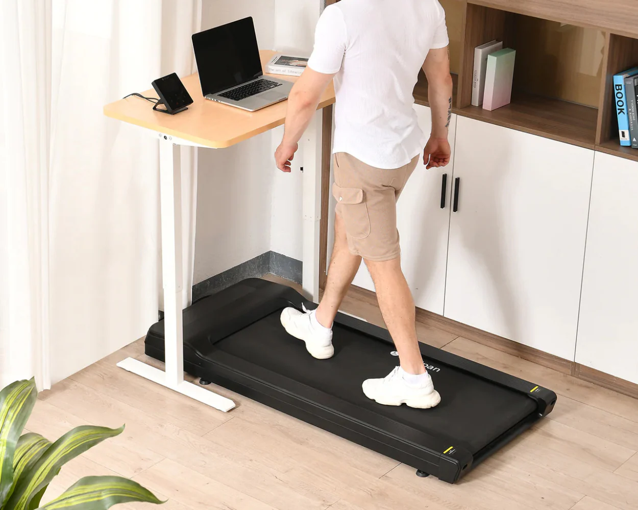 Tapis de course sous le bureau